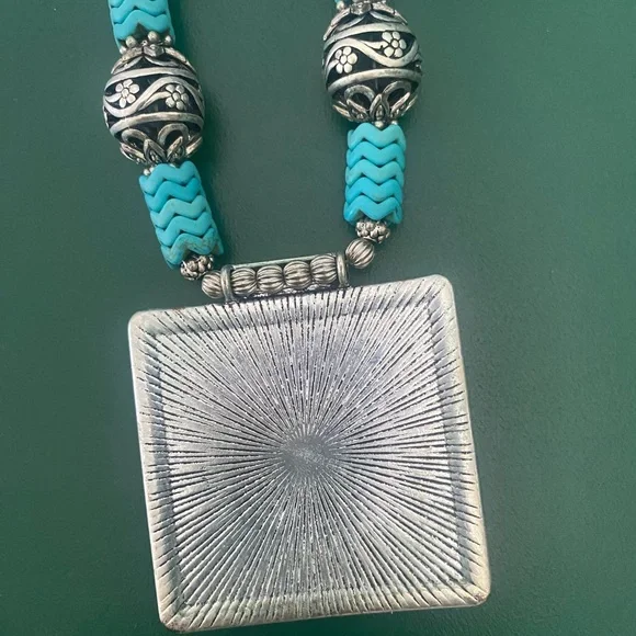 TURQUOISE AND SILVERTONE NECKLACE - Picture 2 of 3